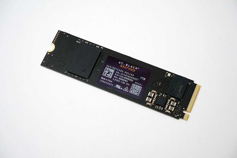 2025年2月に発売されたばかりのWD_BLACK SN7100 NVMe SSD。DRAMレスだが最新3D TLC NANDの採用による性能が気になるところ