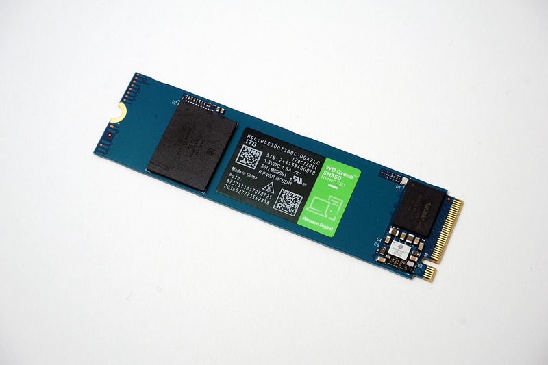 QLCモデルは2021年10月に発売とちょっと古めのWD Green SN350 NVMe SSD。DRAMレスでGen 3接続だ