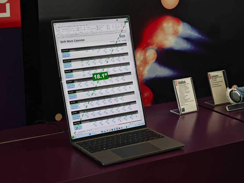 18.1型のディスプレイとして使っているデモ、Excelでの資料作成も軽々できる