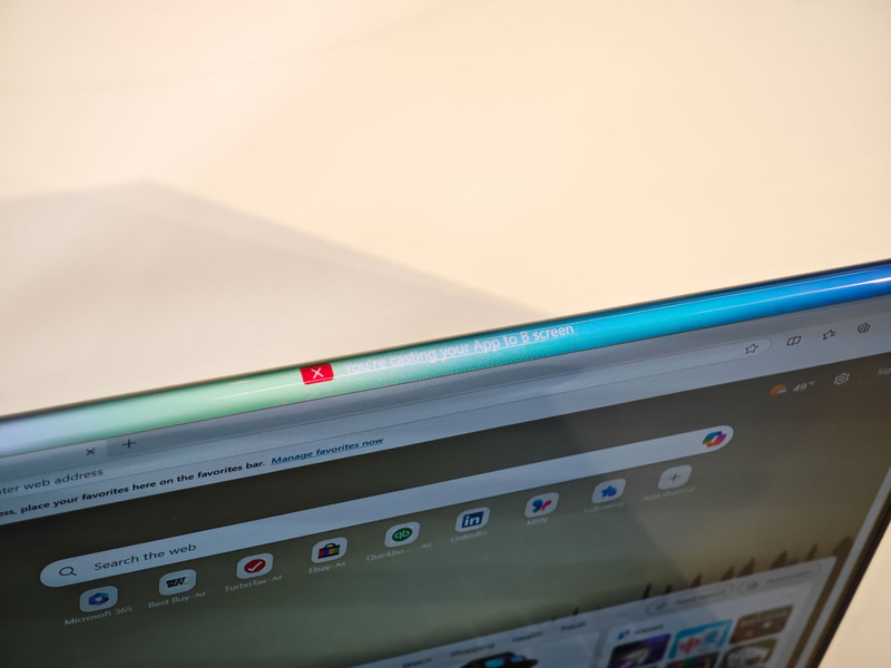 折り曲げ部にはソフトウェア的なスイッチがあり、テントモードで相手に同じ画面を見せたりが可能