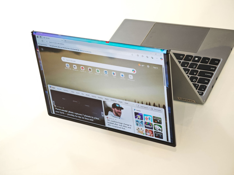 折り曲げ部にはソフトウェア的なスイッチがあり、テントモードで相手に同じ画面を見せたりが可能