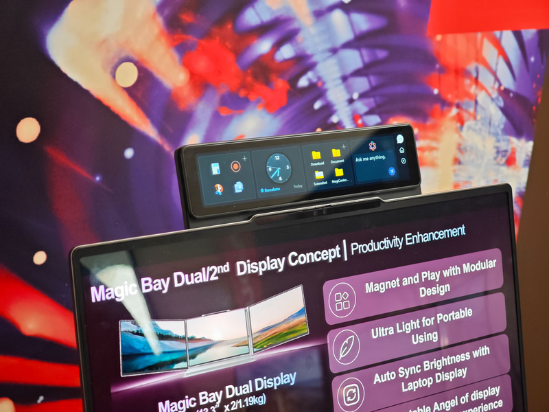 Magic Bay Dual Display Conceptを装着しているところ、装着してしばらく待っているとセカンダリとサードディスプレイが使えるようになる