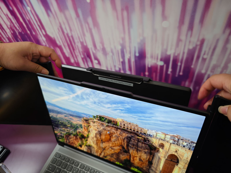 Magic Bay Dual Display Conceptを装着しているところ、装着してしばらく待っているとセカンダリとサードディスプレイが使えるようになる