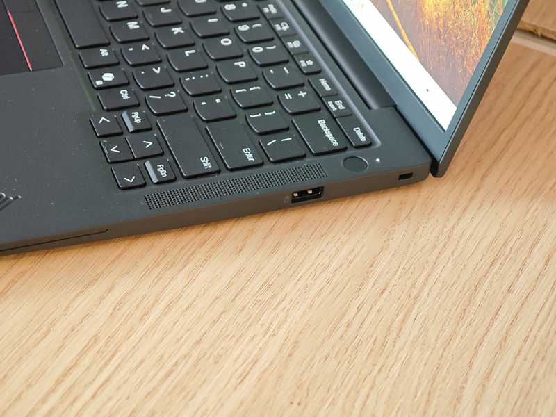 本体左のポート