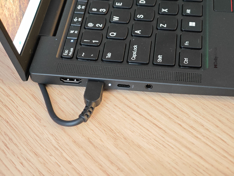 本体右のポート