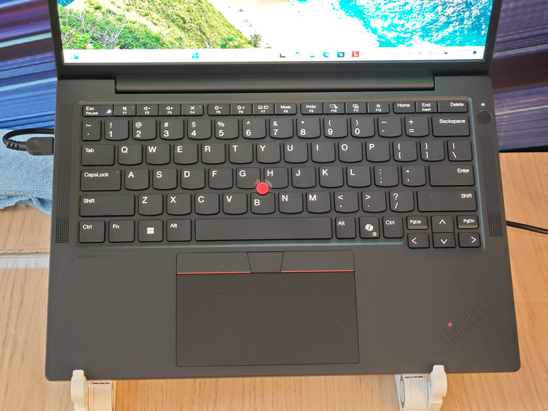 キーボードにはTrackPointが用意されている