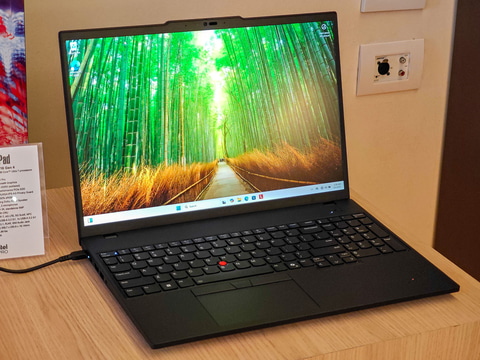 ThinkPad X13がダイエットに成功！軽量化で933gに - PC Watch