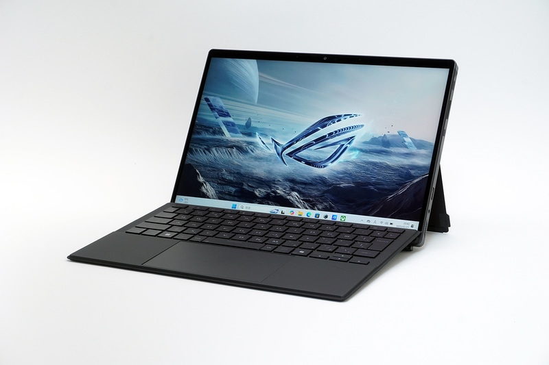 ASUSの2in1ゲーミングノートPC「ROG Flow Z13 GZ302EA」(型番 : GZ302EA-AI916C)。直販価格は44万9,800円