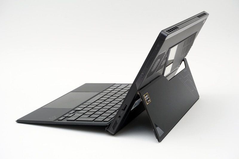 ノートPCスタイルでは背面のキックスタンドで本体を支える