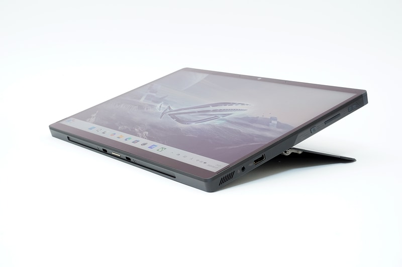 キーボードを外した状態。キックスタンドが大きく開くので好きな角度に調整しやすい