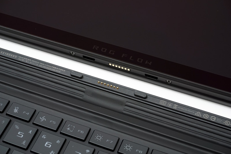 本体とキーボードは専用コネクタで接続。マグネット式なので近づけるだけでカチッと装着される