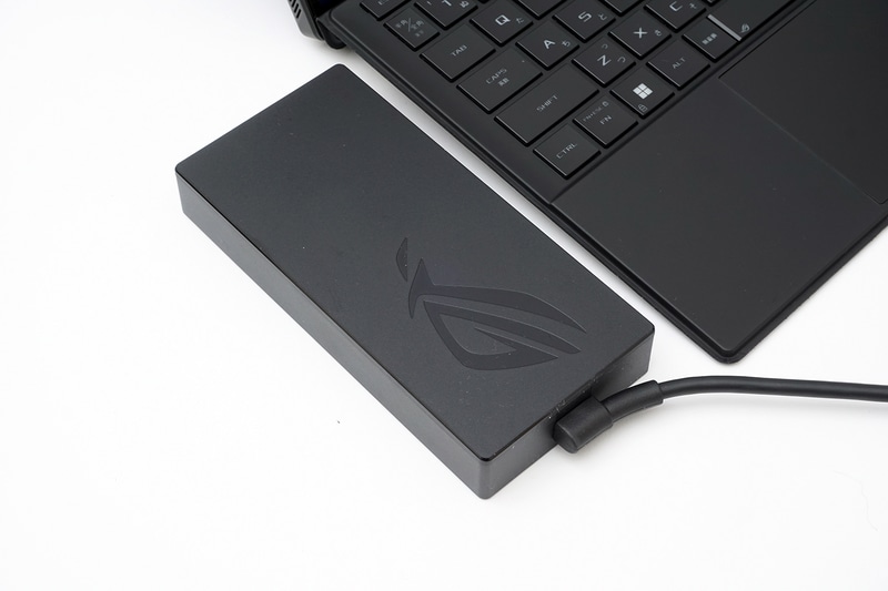 ACアダプタは専用のコネクタで200Wと大出力だけにサイズは大きめ。重量は実測で454g