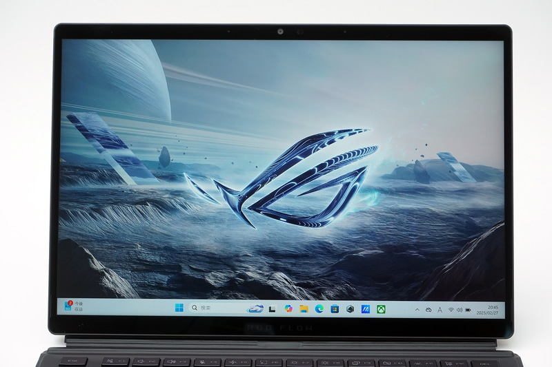 ディスプレイは13.4型のIPSパネルを搭載。解像度は2,560×1,600ドット、リフレッシュレートは180Hz