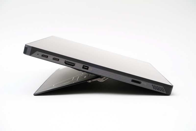 左側面はUSB 4 2基、HDMI出力、microSDカードスロット