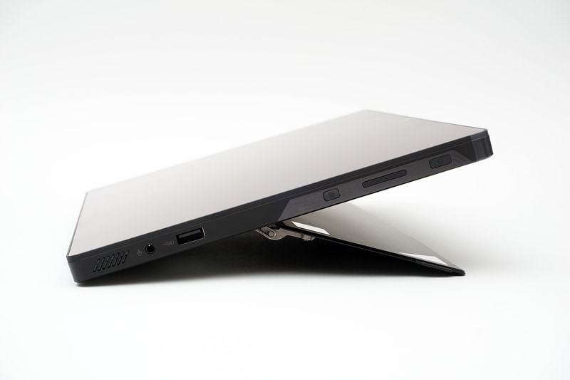 右側面はヘッドセット端子、USB 3.2 Gen 2、コマンドセンターボタン、ボリューム、電源ボタン