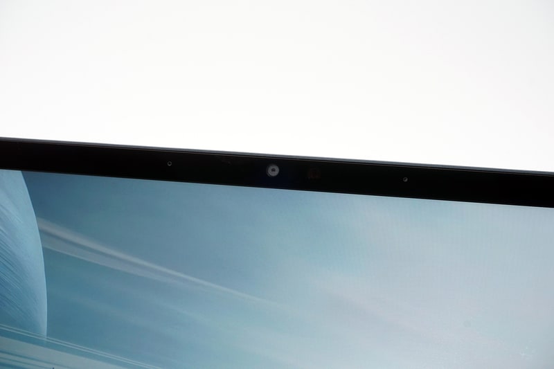 インカメラは503万画素でWindows Hello対応