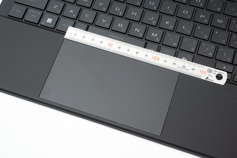 タッチパッドは実測で約128×72mmと十分な広さ