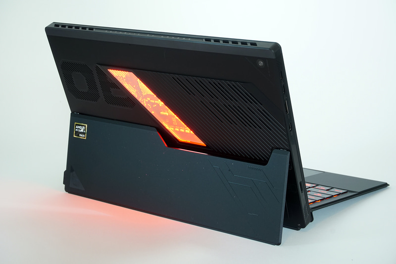 背面にもLEDを内蔵。こちらも制御が可能だ