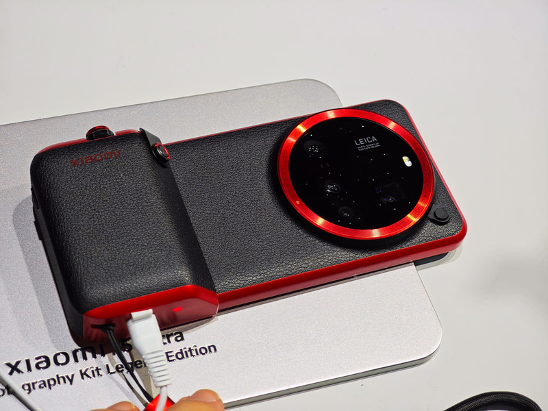 Xiaomi 15 Ultra+Photography Kit Legend Edition。フォトグラフィキットは赤をベースにした色に変更されている