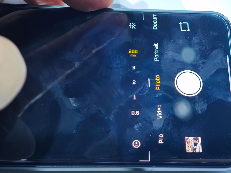 4.3倍のアイコンを押すと、8.6倍(200mm相当)に切り替わる