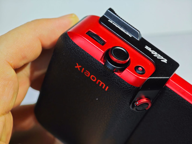 Photography Kit Legend Editionのグリップ、シャッターボタンや親指置き場などが追加されている