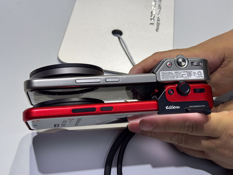 Xiaomi 14 Ultra(黒)とXiaomi 15 Ultra(赤)のフォトグラフィキットの比較、大枠は同じだが、細かいところが改善されている