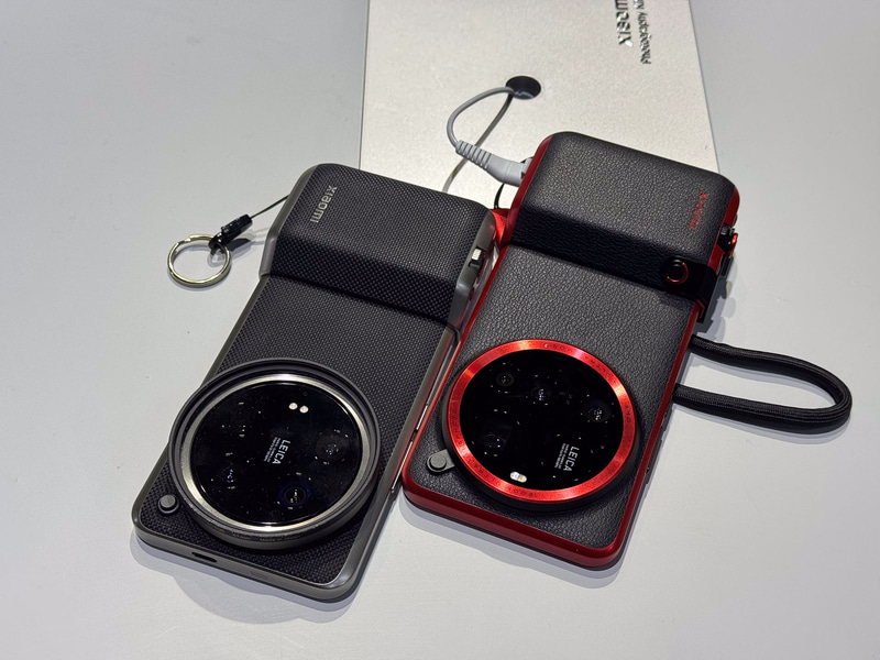 Xiaomi 14 Ultra(黒)とXiaomi 15 Ultra(赤)のフォトグラフィキットの比較、大枠は同じだが、細かいところが改善されている