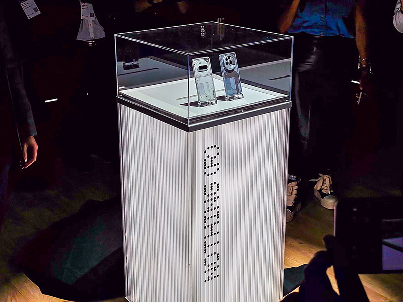 Nothingのロゴが入ったケースでお披露目