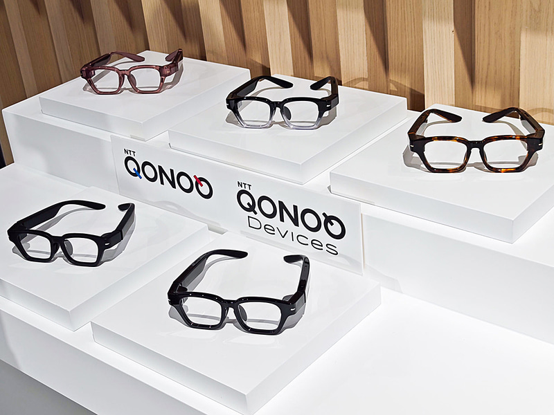 NTTコノキューデバイスが公開した「ARグラスの商用試作品(コマーシャルプロトタイプ)」、5色のプロトタイプが展示されていた(カラバリなども現状未定とのこと)