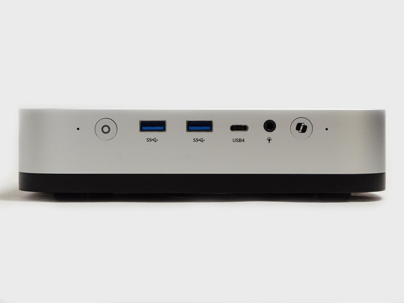 前面。電源ボタン、USB 3.2 Gen 2 2基、USB4、3.5mmジャック、Copilotボタン。天板に指紋センサー、SDカードスロットは右側面