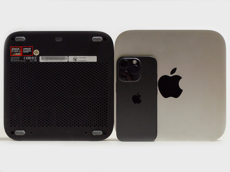 裏面と旧世代Mac mini、iPhone 16 Pro。幅と奥行きともに約195mmあるので結構大きく、旧世代のMac miniとほぼ同じだったりする