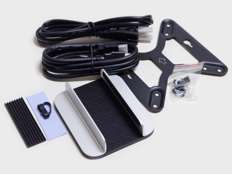 付属品。HDMIケーブル、ACケーブル、VESAマウンタ、縦置きスタンド、M.2 2280 SSD用放熱版