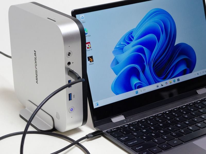 いつものキーボード付きモバイルモニターへ接続。USB4があるのでType-Cケーブル1本で接続可能