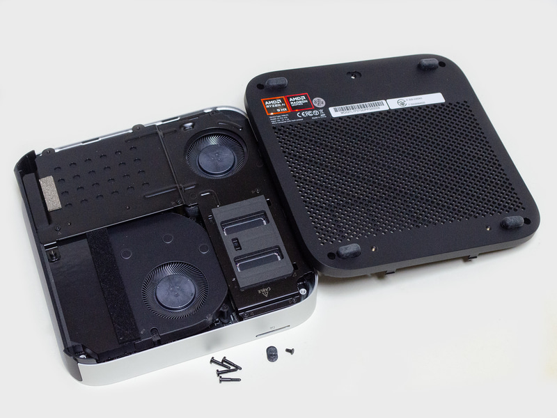 裏の四隅にネジがあるのでそれを外し、後ろ側中央にゴムがあるのでこれも外す。スピーカーの下にメモリがある