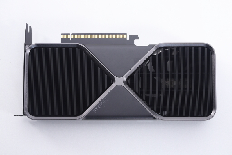 基板裏面部分はバックプレートで覆われており、黒いヒートシンク部分は冷却ファンの風が通過する