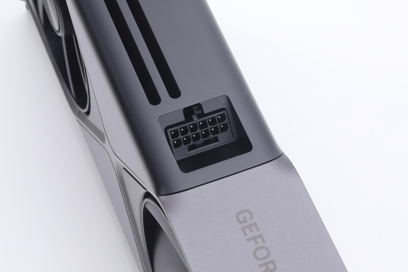 補助電源コネクタは16ピン(300W対応)×1系統