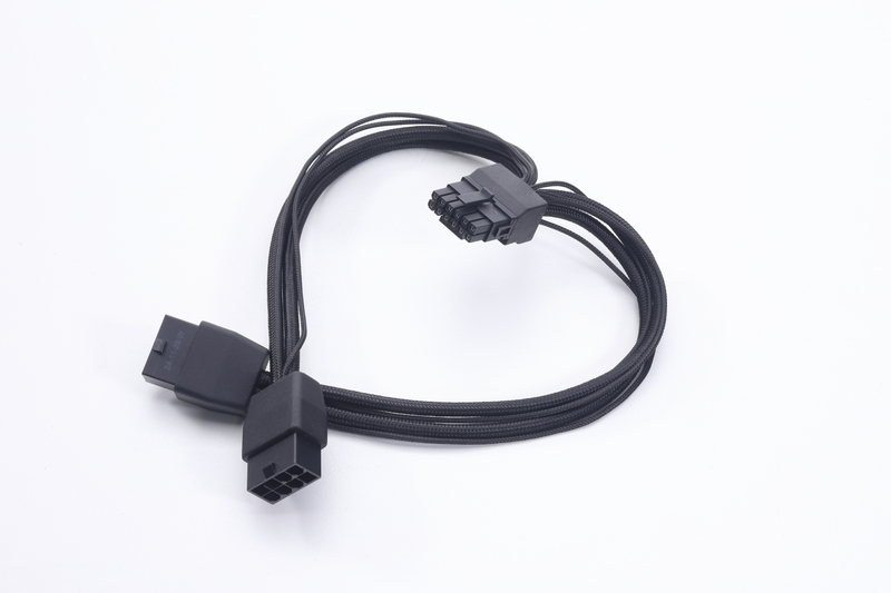 PCIe 8ピン×2系統から16ピン(300W対応)に変換するケーブルが同梱されている