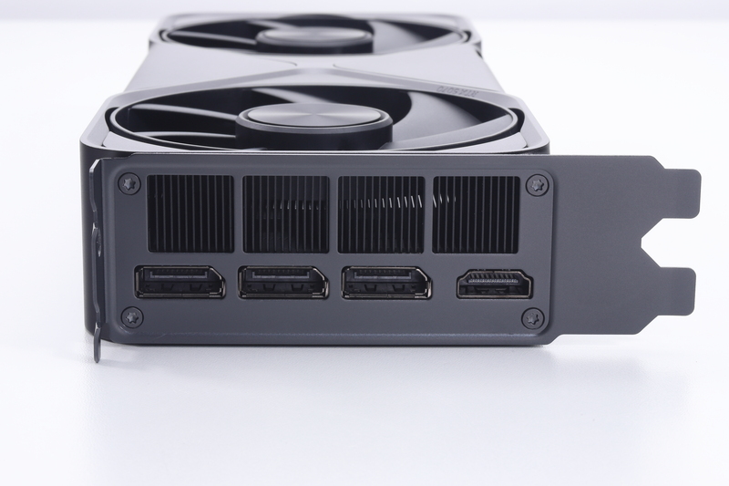 ブラケット部の映像出力端子はDisplayPort 2.1b(3基)とHDMI 2.1b(1基)