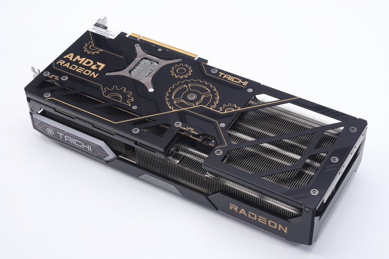 基板裏面は金属製のバックプレートで覆われている