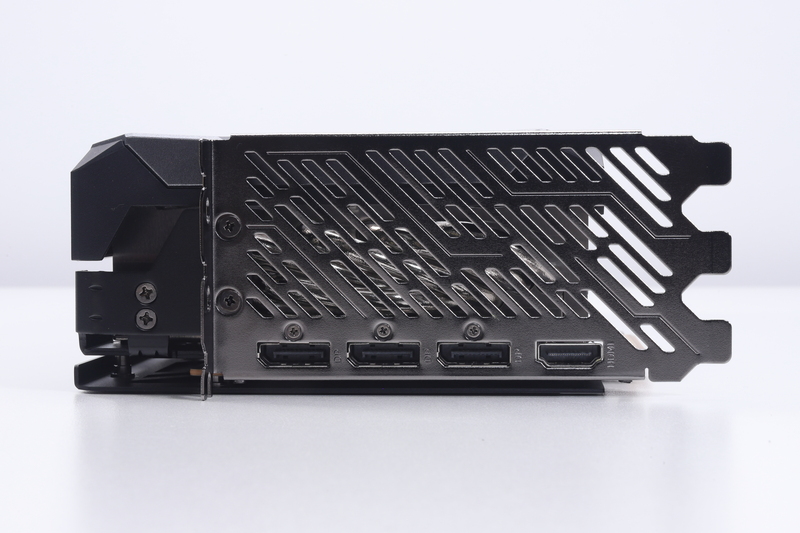 映像出力端子はDisplayPort 2.1b(3基)とHDMI 2.1b(1基)