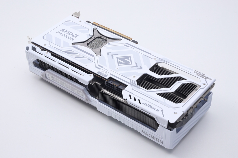 基板裏面は金属製のバックプレートで覆われている