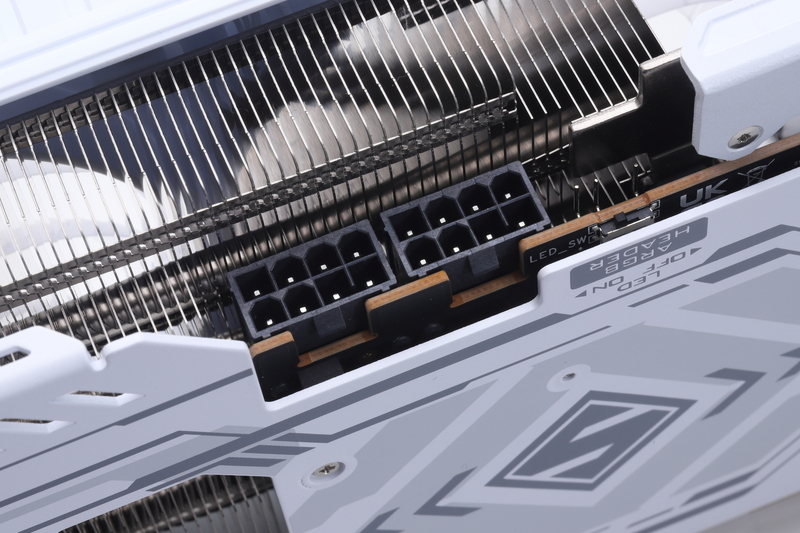 補助電源コネクタはPCIe 8ピン×2系統