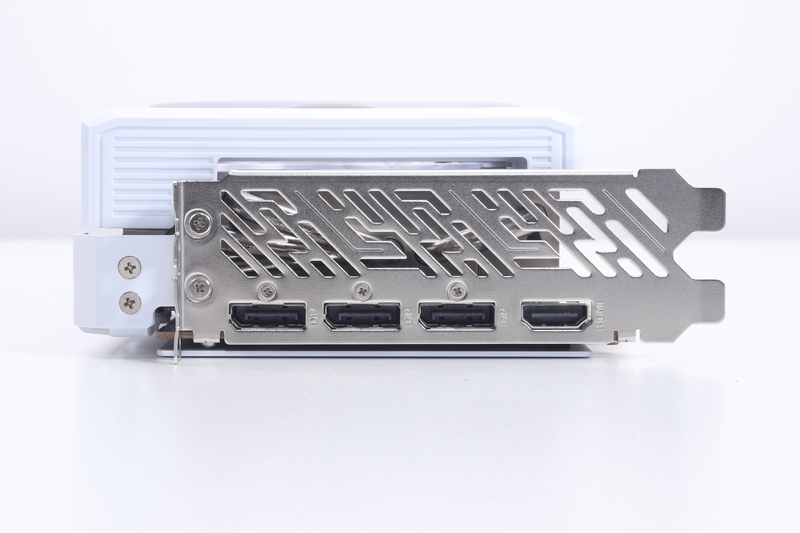 映像出力端子はDisplayPort 2.1a(3基)とHDMI 2.1b(1基)