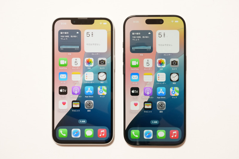 左がiPhone 16e、右がiPhone 16 Pro