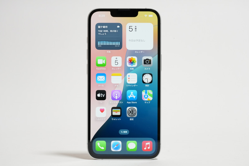 ディスプレイは6.1インチOLED(2,532×1,170ドット)。フロントカメラやFace IDは「Dynamic Island」ではなく、ノッチ部分に内蔵