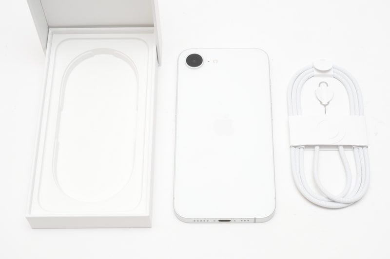 パッケージには本体、USB-C充電ケーブル(1m)、SIMピンが同梱。説明書は入っていない