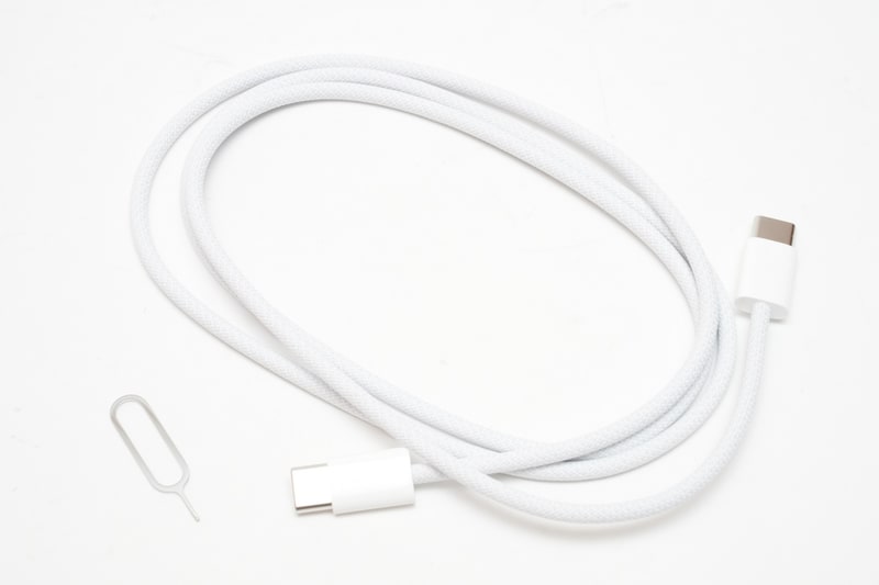 パッケージには本体、USB-C充電ケーブル(1m)、SIMピンが同梱。説明書は入っていない