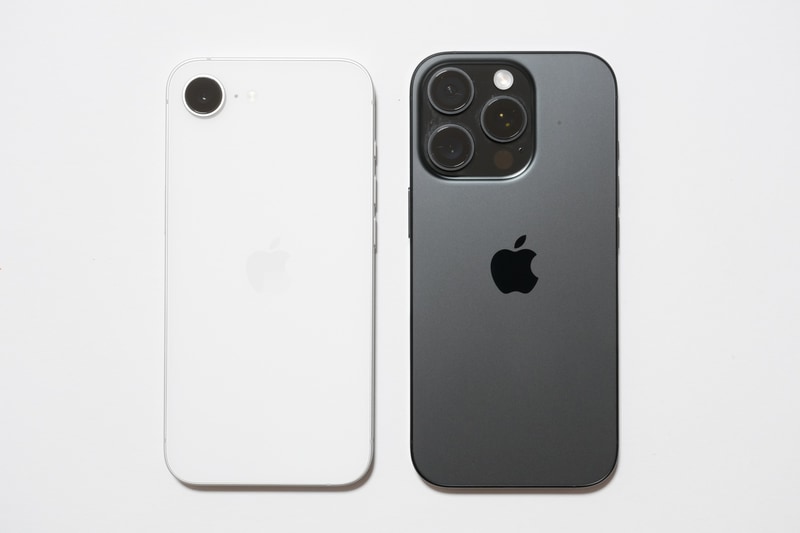 左がiPhone 16e、右がiPhone 16 Pro。磁力を視覚化する「マグネットビューワー」を乗せてみると、iPhone 16eからMagSafe用磁石が省略されていることが分かる