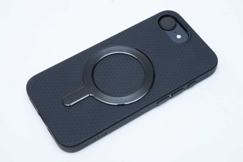 以前、特集記事「<a href="https://pc.watch.impress.co.jp/docs/topic/feature/1651487.html" class="n" target="_blank">MagSafeがAndroidスマホでも使えるって知ってた？Amazonで千円くらいの3製品を買ってみた</a>」で紹介した「Sinjimoruマグネットリングプレート」(1,280円)をケースに装着してみた。正しい位置に貼り付ければ、MagSafe充電器、モバイルバッテリーを利用可能となる