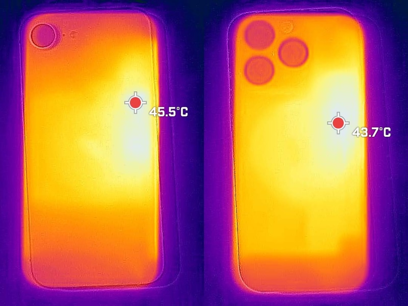 AnTuTu Benchmark実行中の背面温度は、16eが最大45.5℃、16 Proが最大43.7℃
